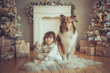 H&uuml;bsches kleines M&auml;dchen mit Locken steht mit ihrem rough Collie sable vor dem Weihnachtsbaum zu Weihnachten, Abendstimmung mit Lichtern Var. 6