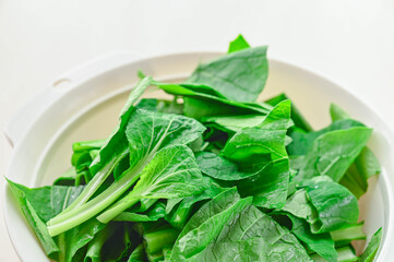 耐熱容器に入れた小松菜