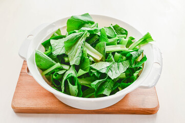 小松菜にごま油をまぶす