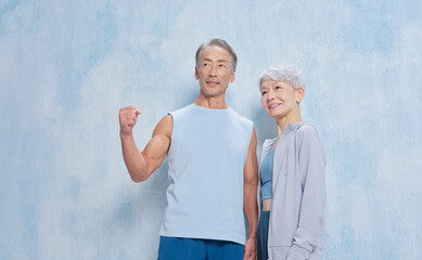 Obraz premium エクササイズするシニアの男性と女性のポートレート