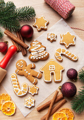 Obraz premium Homemade gingerbread cookies on baking paper for christmas