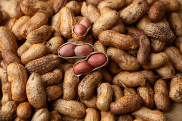 Obraz premium Roasted peanuts on a white background