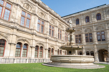 Obraz premium A detailed side view of the courtyard fountain at the Vienna Opera House.