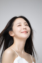 Naklejka premium Portrait of a woman with long black hair blowing in the wind Beauty and hair care/treatment imagery Close-up