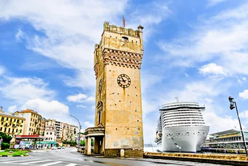 Handdoek met foto Liguria Leon Pancaldo Tower in the port of Savona, Italy, Liguria region, next to the cruise ship port  © Toni
