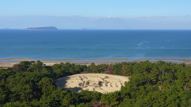 香川県観音寺市の銭形砂絵の砂ざらえの映像