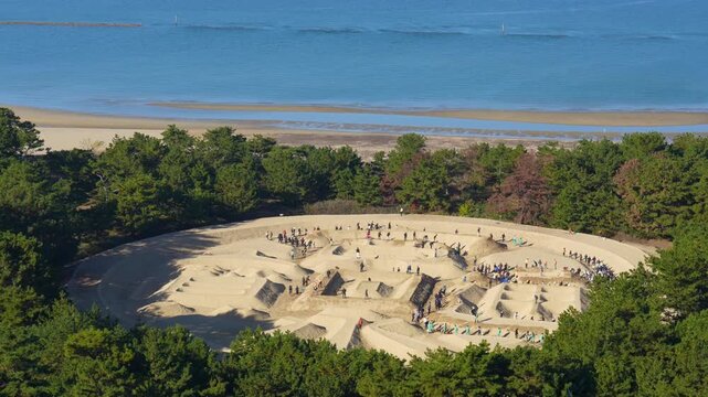 香川県観音寺市の銭形砂絵の砂ざらえの映像