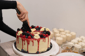 Realistic Photo of a Birthday Cake for 40th Birthday - Real Life Photo not Studio - More Athmosphere and Realism with Woman Hand High quality photo