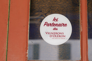 Fototapeta premium partenaire des vignerons d'oleron logo brand and text sign on windows shop restaurant partner of the oleron winegrowers
