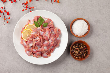 닭근위는  닭의 모래주머니를 속되게 이르는 말.
Chicken gizzard is a vulgar term for a chicken's gizzard.

