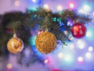 Świąteczna bombka na choince.