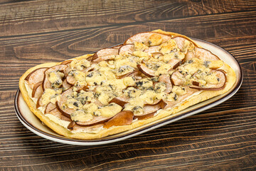 Roman pizza with pear and gorgonzola