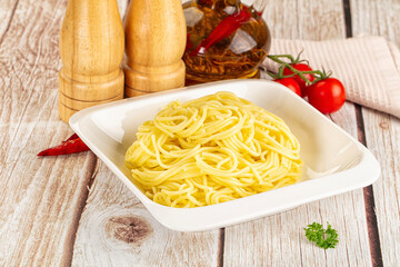 Boiled yellow egg noodles in the bowl