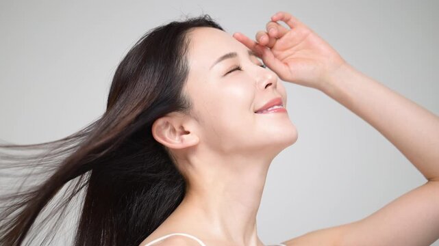 바람에 휘날리는 긴 검은 머리의 여성 초상화 미용 및 헤어 케어/트리트먼트 이미지 클로즈업 슬로우 모션 영상