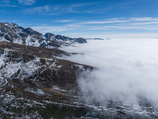 Highland snow mountain and sea of clouds