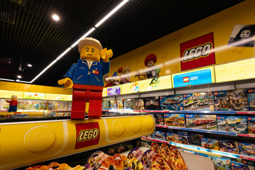 Obraz premium Large Lego minifigure statue in toy store