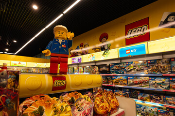 Naklejka premium Large Lego minifigure statue in toy store
