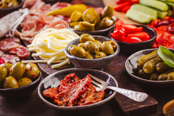 Appertiter platter with assorted meat and cheese, snacks and vegetables