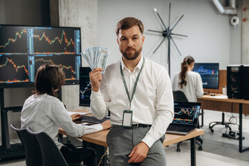 Obraz premium Currency is in hands, profit. Business people are working with stock market exchange in office