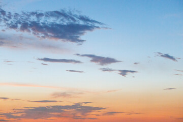 青と赤のグラデーションが広がる夕空