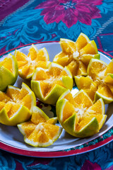 Naranja cortada en un plato navideño.