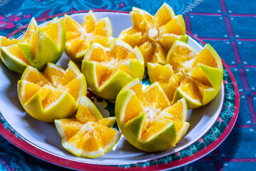 Naranja cortada en un plato navideño.