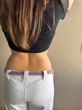 mulher com quadril e barriga com gordura 