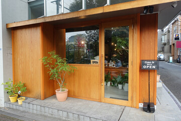 おしゃれな雰囲気のお店の入り口