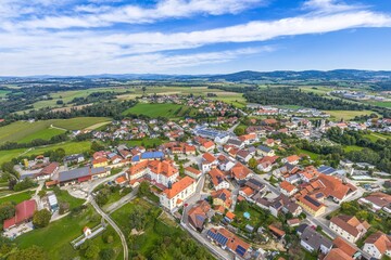 Fototapeta premium Ausblick auf das Passauer Land rund um die Gemeinde Thyrnau zwischen Donautal und Bayerwald