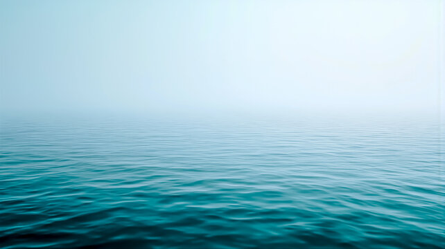 霧に包まれた水平線と限りなく静かで穏やかな青緑色の海面
