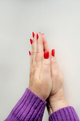 H&auml;nde eine etwas &auml;lteren Frau in der Gestik des Betens oder Bittens