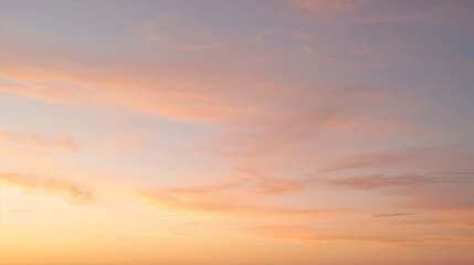 Obraz premium A beautiful, dreamy sky with soft hues of orange and pink, creating a sense of peace and tranquility.