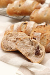 焼きたてのレーズンパン