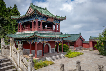 Obraz premium Traditional Chinese style wooden temple pagoda building at the Tianmenshan Temple located at the top of Tianmen Mountain in Zhangjiajie, Hunan, China