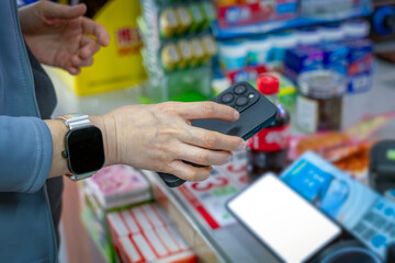Using mobile phone for contactless payment in a store
