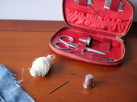 Trousse de couture rouge avec ficelle et d&eacute;s