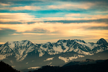 Obraz premium Snow‑dusted Swiss Alps at Sunset with Dramatic Cloudscape