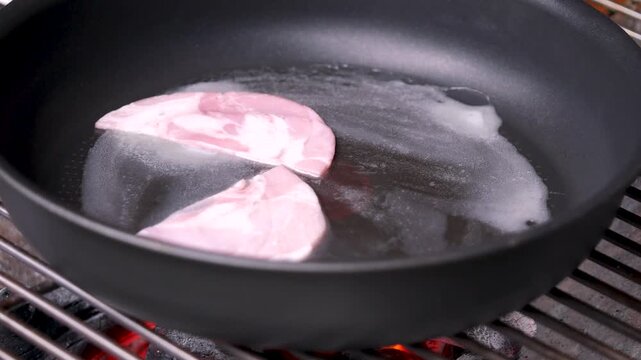 キャンプの朝食にフライパンで焼くハムエッグ