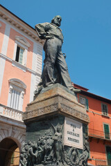 the bronze statue of Garibaldi in central Pisa