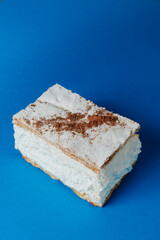 a milhojas de merengue on a blue background