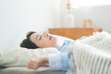 心地良さそうに寝ている女性