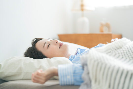 心地良さそうに寝ている女性