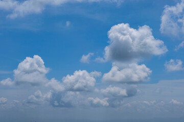A fluffy white cloud in the sky naturally resembles the shape of a dog, standing out against the bright blue background and creating a playful and imaginative scene.