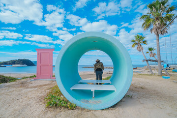 糸島の海に向かうブランコ