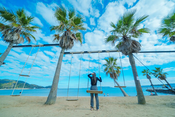 糸島の海に向かうブランコ