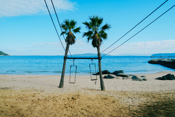 糸島の海に向かうブランコ