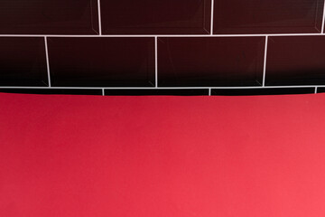fondo para fotos rojo con pared de azulejos negros