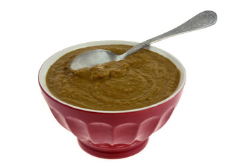 Bol de soupe de petits pois avec une cuillère en gros plan isolé sur fond blanc