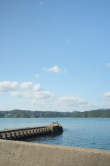 堤防で釣りをする人々