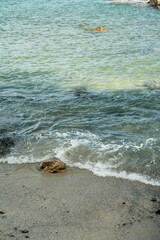 海岸に打ち寄せる波